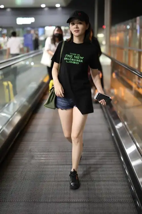 邓莎的短裤这么短也要硬穿安全裤都看到啦网友不尴尬吗