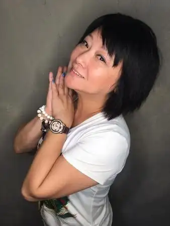 但看着年幼的女儿和家中年迈的父母,慕钰华不得不让自己坚强起来,积极