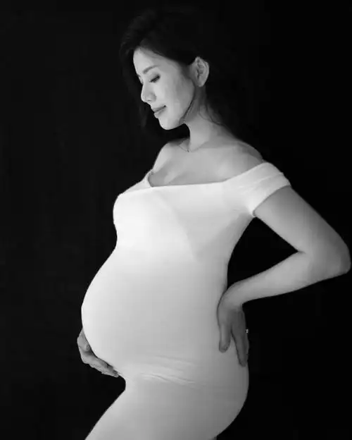 今日张美妮在社交网上载多张充满美感的孕照,她说