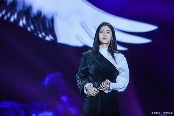 周深参加的是2014年《中国好声音》的第三季,而这一季的冠军是张碧晨.