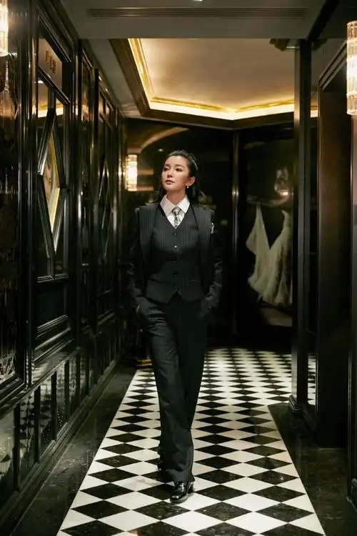 周迅时髦穿搭颇有摩登女郎的风范,不愧是迅哥,随便一穿又a又飒|西装