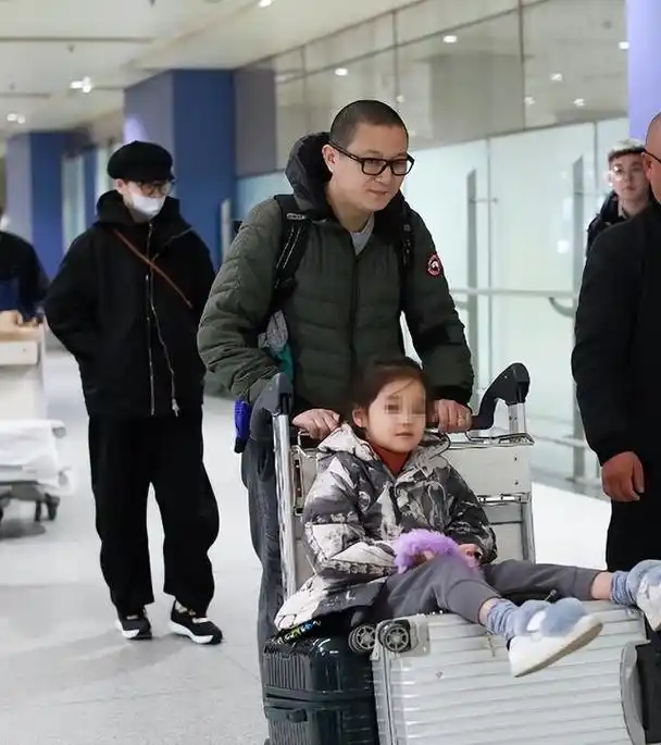 画面中这个中年发福的男人就是梅婷现如今的丈夫曾剑了,两人结婚多年