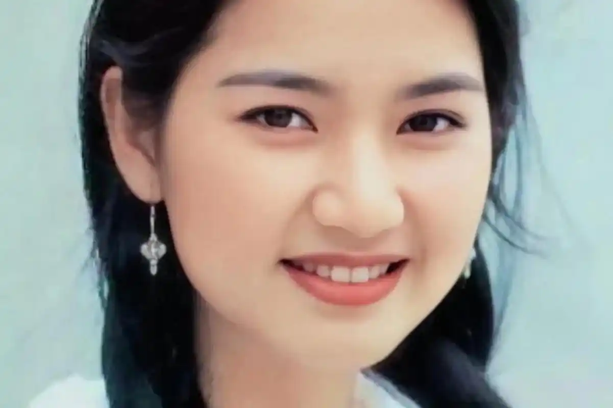 年轻时的洪欣美丽动人,只可惜遇人不淑,网友都不看好她目前的婚姻