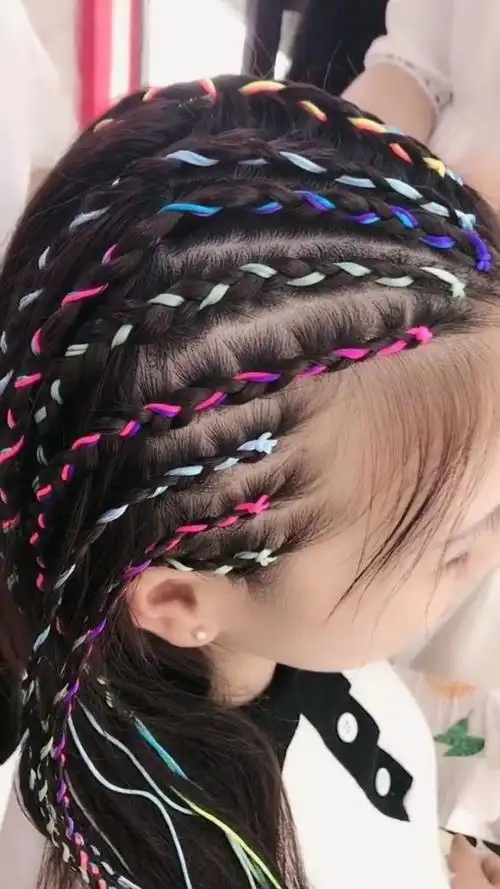 给小朋友梳了一个满头的彩绳,排排辫就是很酷