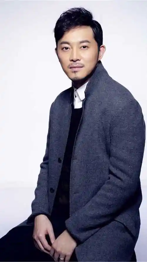 沙溢开火锅店排场大上街与群众打招呼带保镖维持秩序