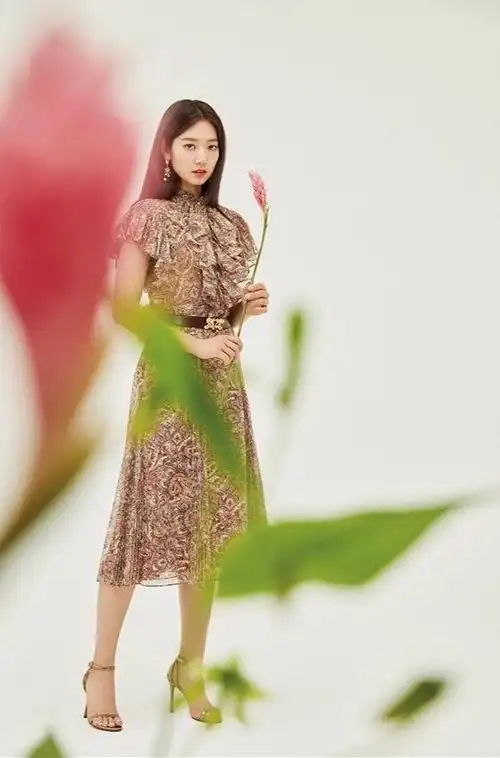 朴信惠春日裙装穿搭举手投足间优雅迷人真是人比花娇