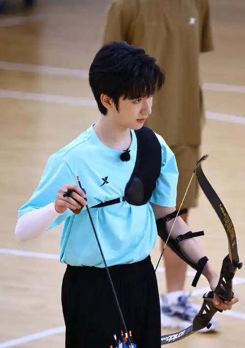 贺峻霖被张真源撩衣服吓到##贺峻霖看张真源撩衣服时的反应