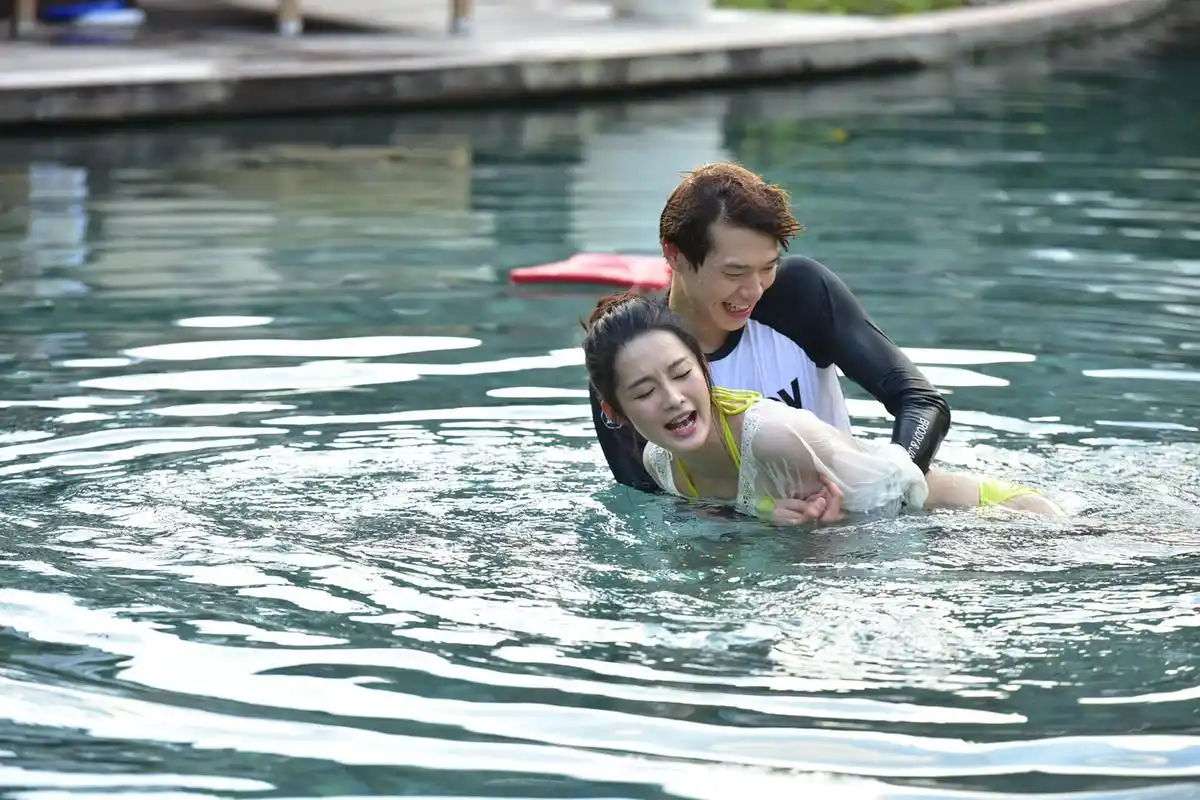 李沁魏大勋泳池