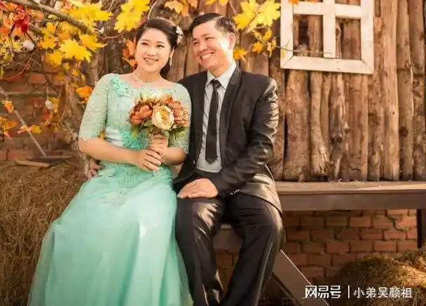 小娟是是张博女儿的补习老师,也是离婚了带着一个孩子,两个人都在小娟