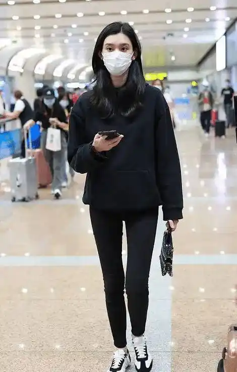 奚梦瑶豪门生活太滋润穿抹胸连衣裙身材发福超模气场仍在