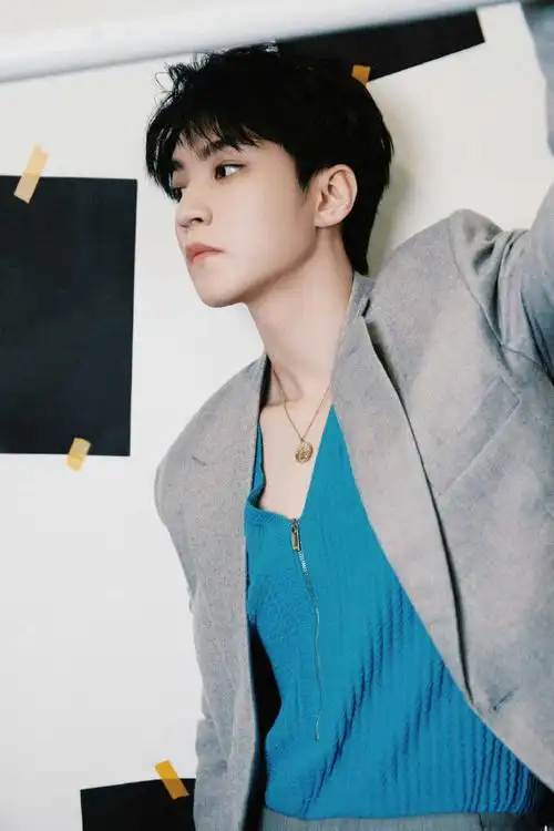 王俊凯两套造型##王俊凯蓝色针织内搭