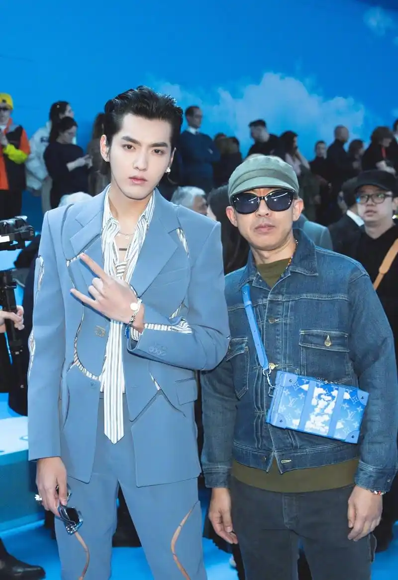 吴亦凡现身巴黎lv2020秋冬男装秀,一身冰川蓝镂空西装,条纹衬衫 大