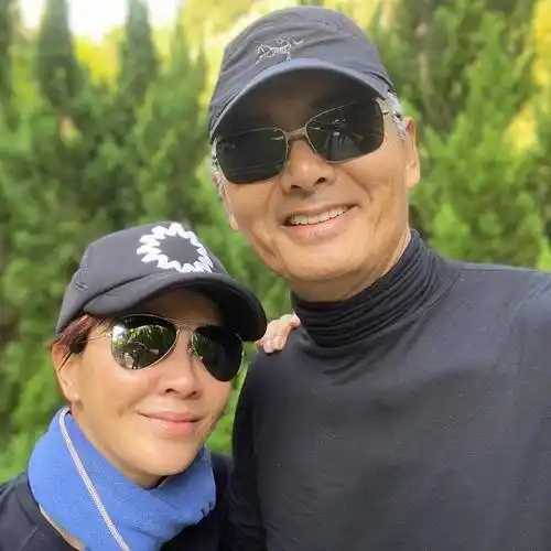 周润发与粉丝合照不高兴!