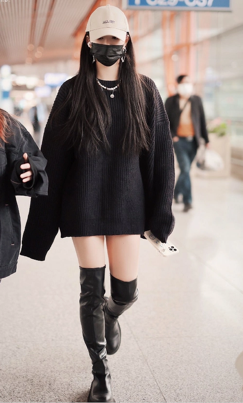 孔雪儿机场爱玩"下衣失踪",搭过膝靴尽显大长腿,又酷又时髦