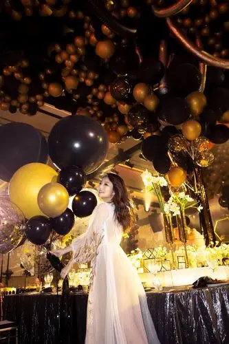 明星爱大牌:安以轩举办派对 刺绣长裙温柔大方