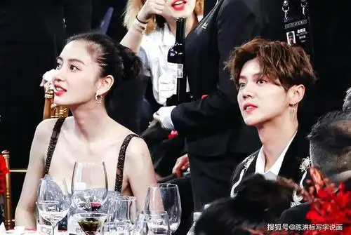 两"颜王"比画画,angelababy画完鹿晗最后一笔,关晓彤捂嘴大笑!