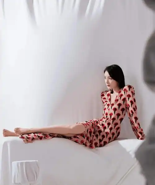 杨幂时尚写真大秀小蛮腰宽檐礼帽芭蕾舞裙楚楚动人