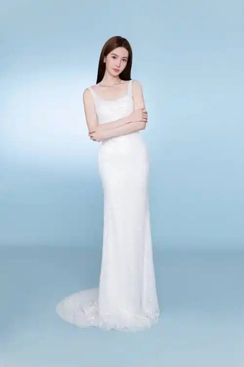 金晨着纯白色礼裙大秀美背曲线曼妙温柔动人