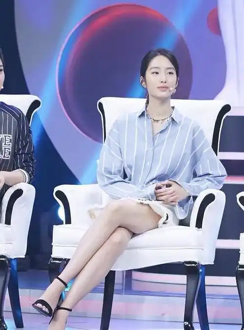 杨采钰真不愧是气质女神,穿衬衫配短裙精致时髦,意外穿出高级感