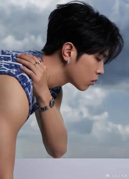 马伯骞大秀造型无袖针织背心,这下颌线真的优越,手臂肌肉线条太帅了