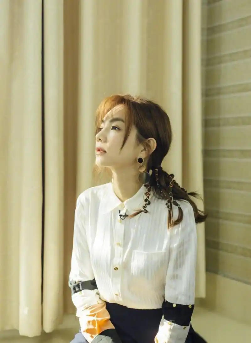 听ella唱平凡的一天,听出了淡淡的幸福!"日落之前斜阳融在小河里,逛了