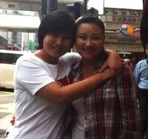 姐姐就自愿放弃了考上的大学,全力扶持妹妹贾玲.