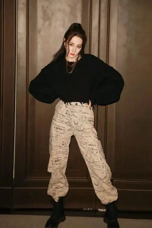 迪丽热巴壁纸:高马尾黑毛衣马丁靴,真的很干练很简约时尚! - 知乎