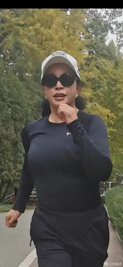 刘晓庆晨跑暴露真实身材紧身衣遮不住赘肉戴墨镜跑步不忘p图