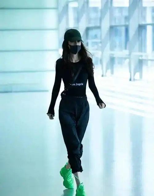 angelababy的脸蛋如童话般美丽,身材如闪电,穿衣如少女!