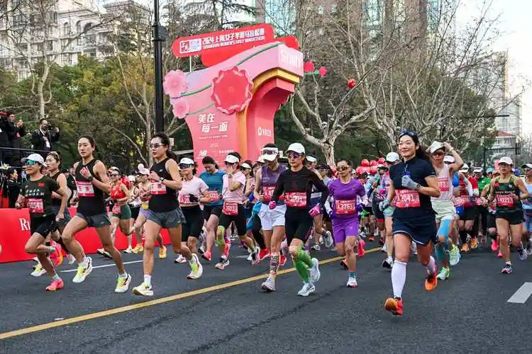 感受她力量,上海女子半马开跑_赛道_长宁区_马拉松