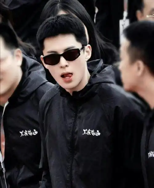 王鹤棣《黑夜告白》开机路透图,黑衣墨镜98寸头造型太帅啦