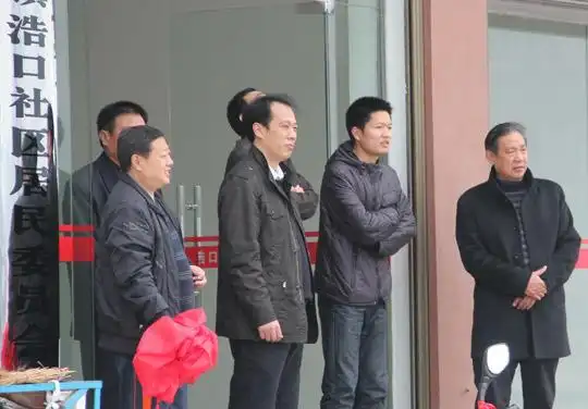 歹徒持炸药劫持女教师镇干部挺身而出换出人质