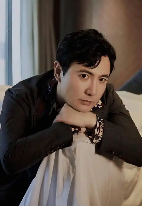 沈腾剧场被偶遇,打扮朴素与网友合影,瘦身20斤被赞比电视上好看_葛藤