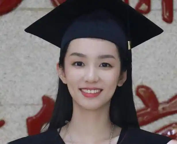 周也毕业证件照上热搜,颜值清纯好显美,拍照的价格引发热议_长相_角色