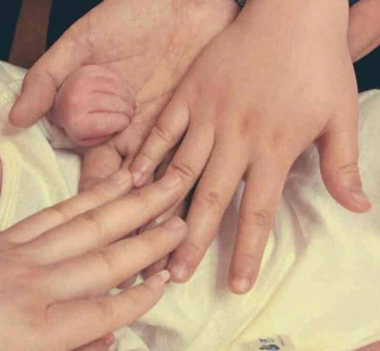 如今已变了模样,结婚十年晋升为一家四口,一儿一女凑成好字,生活幸福