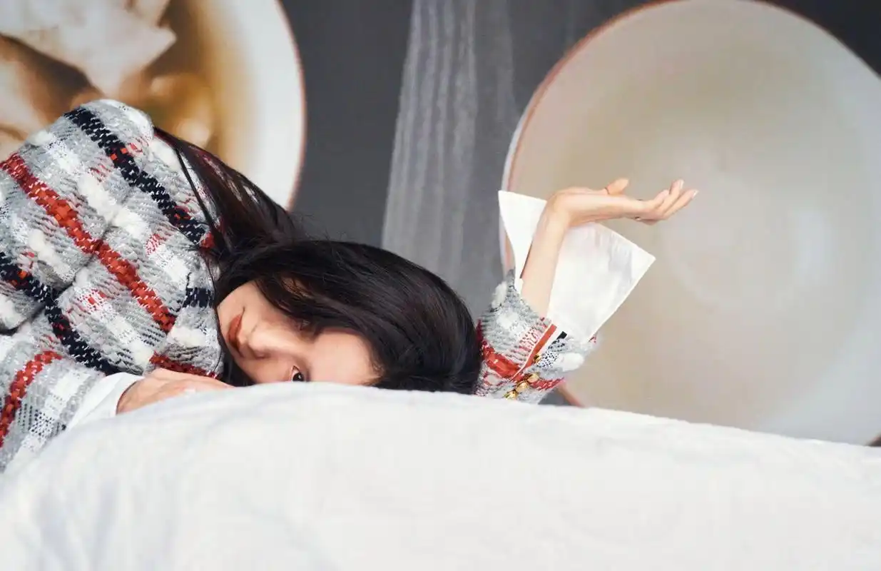 杨幂黑长直发美翻费加罗十月刊,百变造型演绎时尚女王范!