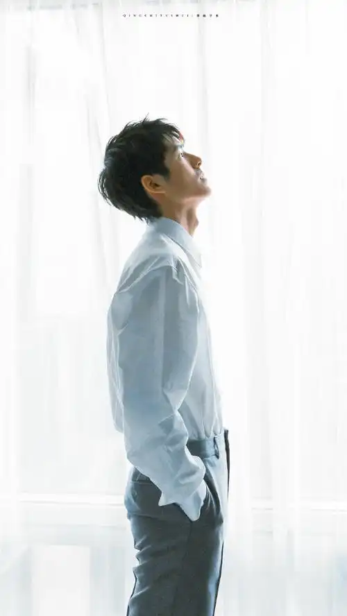 刘昊然白衬衫氛围感大片