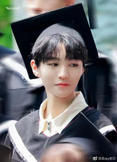 王俊凯回北电拍毕业照,穿学士服仪式感满满,同框女生颜值亮了!