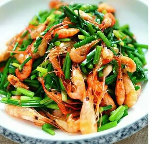p>韭菜炒河虾是一道菜品,制作原料主要有虾,韭菜,鲜红椒等.