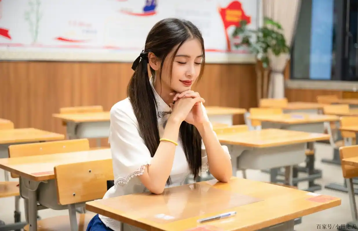 杨颖双马尾学生制服写真