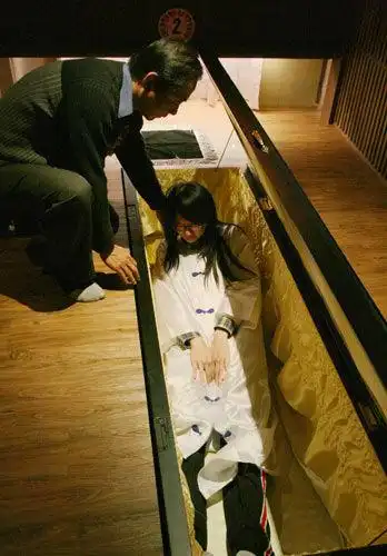 台湾高校开设死亡课 学生进棺材体验