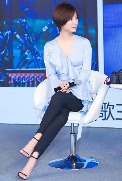 40岁的王珞丹又被骂上热搜,她是真的很爱秀脚