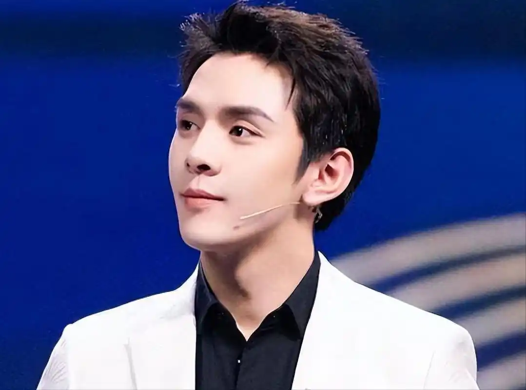 李佳琦爆火!直播仍有千万观看,点赞数超百万,登上微博热搜第四