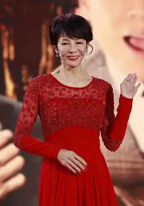 郑裕玲老了还是那么美,穿红色礼服裙身材窈窕,63岁依旧明艳动人