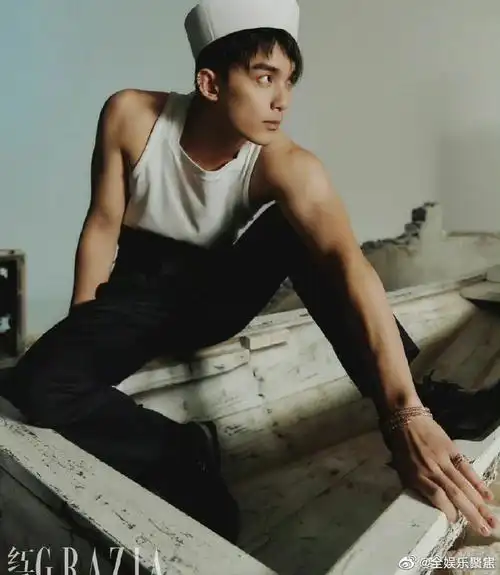 吴磊红秀三月刊封面来啦这身材真的绝了