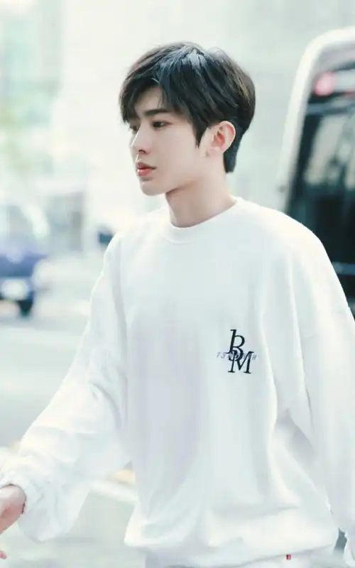 小鲜肉蔡徐坤时尚帅气街拍写真