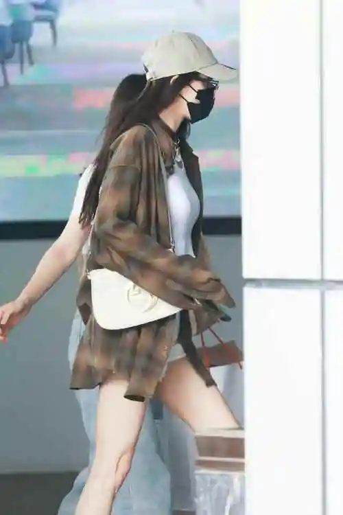 杨幂受伤9天现身机场,经典"幂式穿搭",时尚又减龄