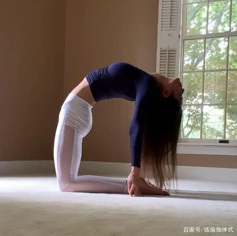 李一桐减龄穿搭,白色衬衫配蓬蓬露出纤细小腿,笑容甜美造型可人