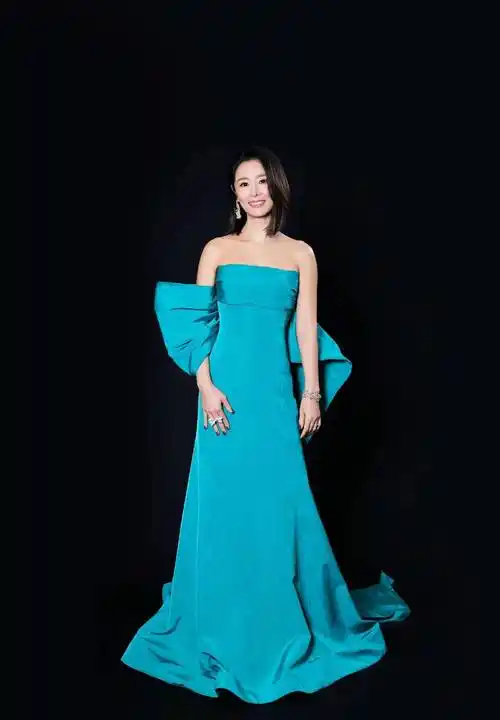 林心如金钟奖演绎两款发型,围巾的直发柔美沉稳,油腻的后发气场十足