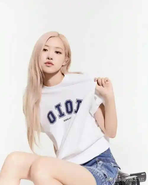 rose朴彩英拍春季休闲写真 蓝白色调展青春活力_韩国女团_品牌_宣传